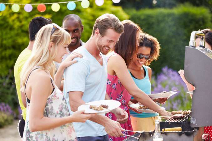 Grillabend im Garten mit Freunden